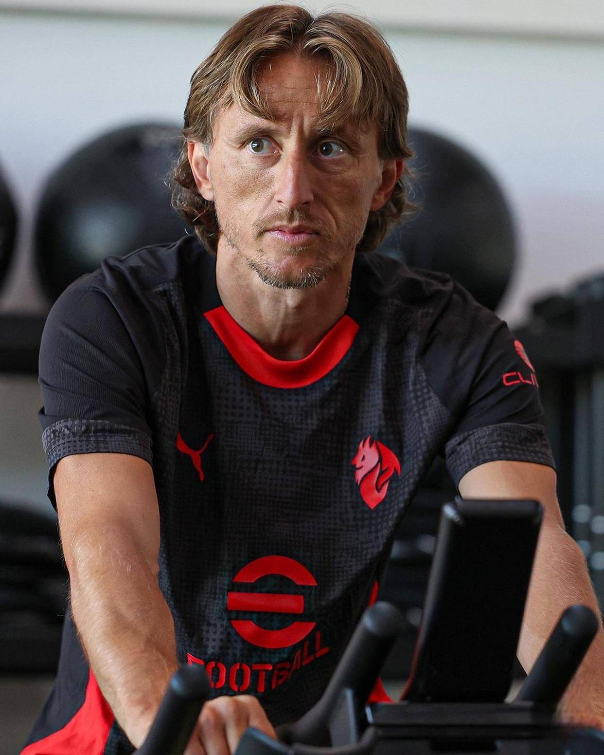 莫德里奇续约悬了？米兰欧冠生死战，40岁传奇的最后赌注！